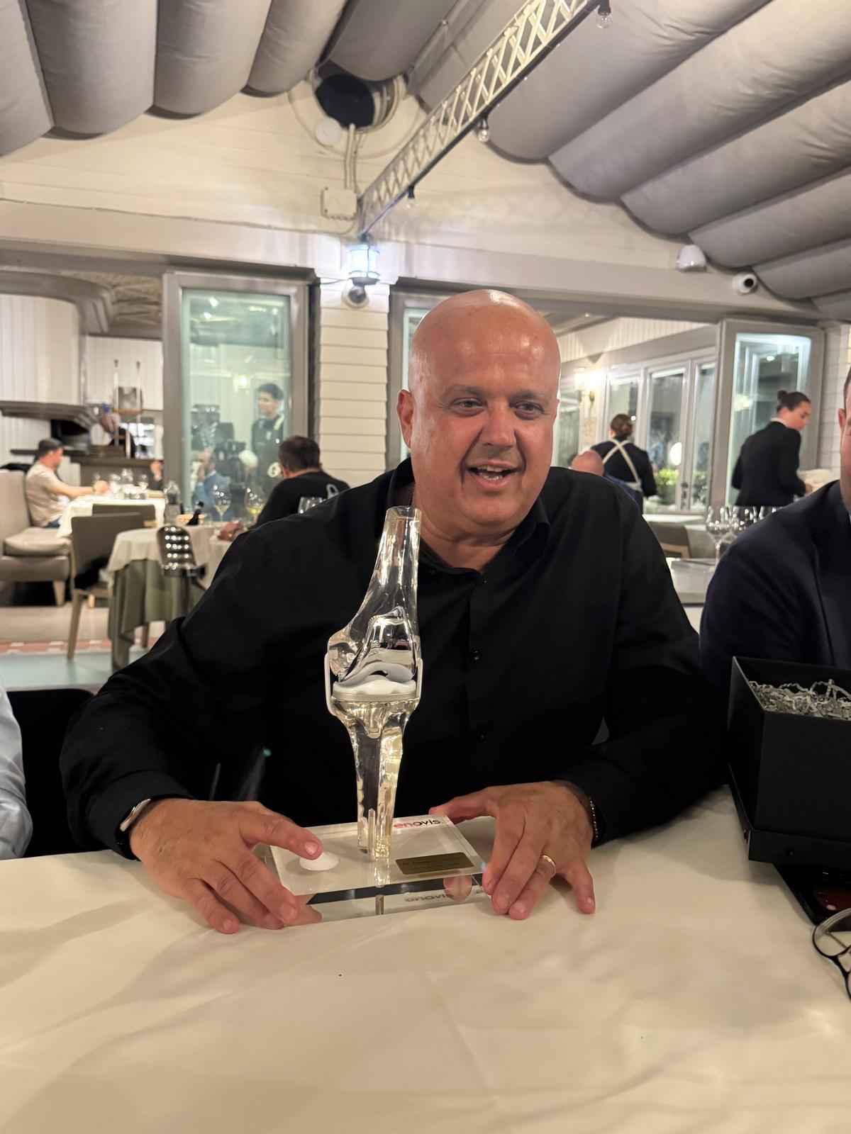 Dr. Tripodo con il trofeo Enovis per le 1000 protesi Physica